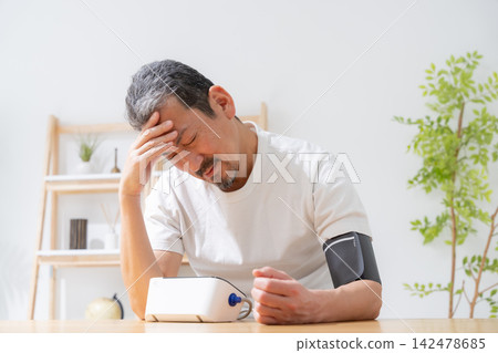 Measuring blood pressure (male) Measuring blood pressure (male) 142478685