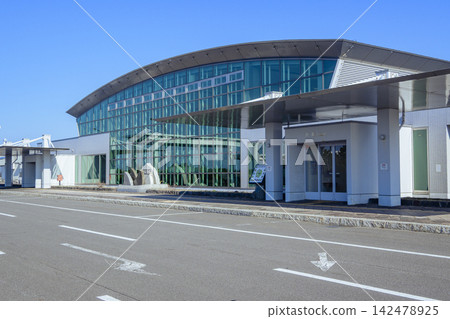 利尻機場航廈，通往北海道利尻島的門戶，以及蔚藍的天空。 142478925