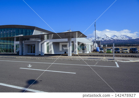 利尻機場航廈,通往北海道利尻島的門戶,以及蔚藍的天空。 利尻機場航廈,通往北海道利尻島的門戶,以及蔚藍的天空。 142478927