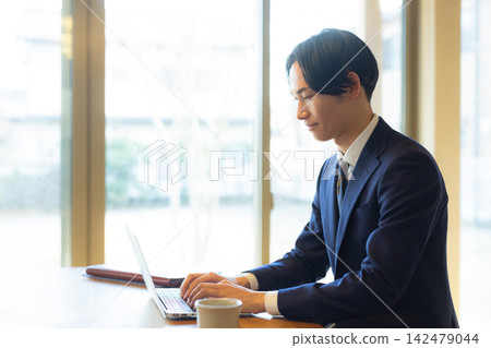 Businessman using a personal computer Businessman using a personal computer 142479044
