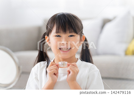孩子用咬嘴接受矯正治療 142479116