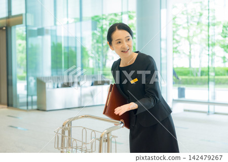 在飯店前台工作的中年婦女 在飯店前台工作的中年婦女 142479267