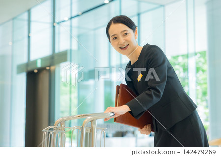 在飯店前台工作的中年婦女 在飯店前台工作的中年婦女 142479269