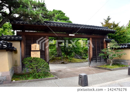 金澤市:高田家族故居大門,高田家族是加賀藩的武士家族。 金澤市:高田家族故居大門,高田家族是加賀藩的武士家族。 142479276