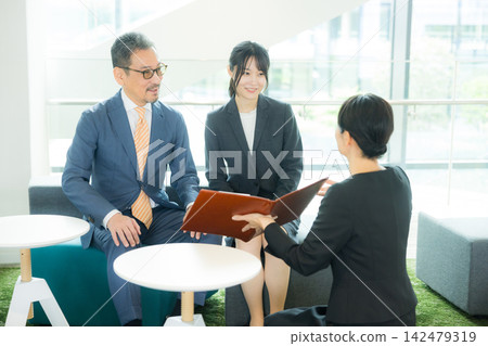 在大堂指導的女人 142479319