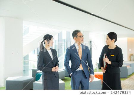 在大堂指導的女人 在大堂指導的女人 142479324