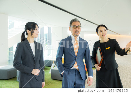 在大堂指導的女人 在大堂指導的女人 142479325