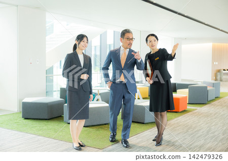 在大堂指導的女人 在大堂指導的女人 142479326