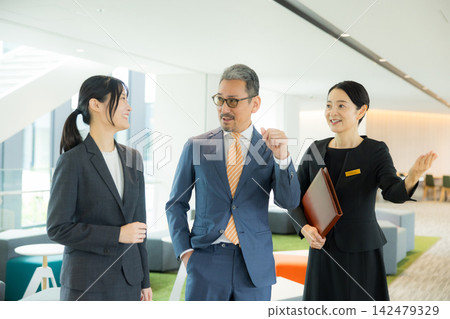 在大堂指導的女人 在大堂指導的女人 142479329