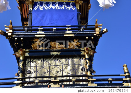 日本愛知縣犬山市:春季犬山祭品上美麗的「車車山」花車,裝飾華麗,雕刻精美。 日本愛知縣犬山市:春季犬山祭品上美麗的「車車山」花車,裝飾華麗,雕刻精美。 142479334