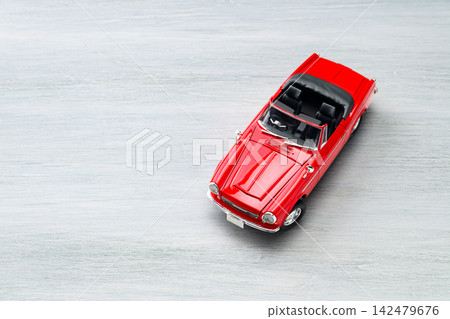 紅色經典汽車的微縮模型 紅色經典汽車的微縮模型 142479676