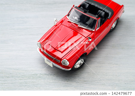 紅色經典汽車的微縮模型 紅色經典汽車的微縮模型 142479677