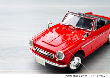 紅色經典汽車的微縮模型 紅色經典汽車的微縮模型 142479678