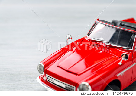 紅色經典汽車的微縮模型 紅色經典汽車的微縮模型 142479679