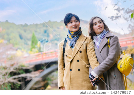 享受秋季觀光的夫婦 享受秋季觀光的夫婦 142479937