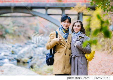 享受秋季觀光的夫婦 享受秋季觀光的夫婦 142479938