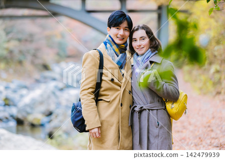 享受秋季觀光的夫婦 142479939