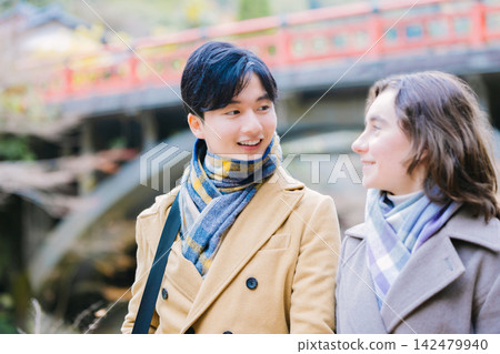享受秋季觀光的夫婦 享受秋季觀光的夫婦 142479940