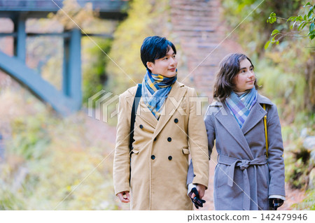 享受秋季觀光的夫婦 享受秋季觀光的夫婦 142479946