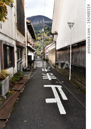 巷道圖片:舊城區街道、住宅區、狹窄道路 巷道圖片:舊城區街道、住宅區、狹窄道路 142480314
