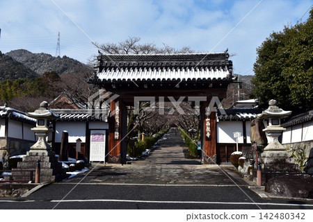 The main gate of Saikyoji Temple in winter. The main gate of Saikyoji Temple in winter. 142480342
