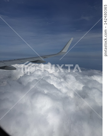 飛機機翼和雲 飛機機翼和雲 142480365