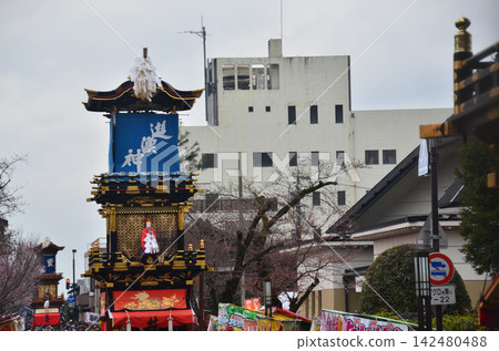 日本愛知縣犬山祭:名為「車馬山」的宏偉花車和周圍的城堡小鎮緩緩地穿過街道,構成了一幅壯觀的景象。 日本愛知縣犬山祭:名為「車馬山」的宏偉花車和周圍的城堡小鎮緩緩地穿過街道,構成了一幅壯觀的景象。 142480488