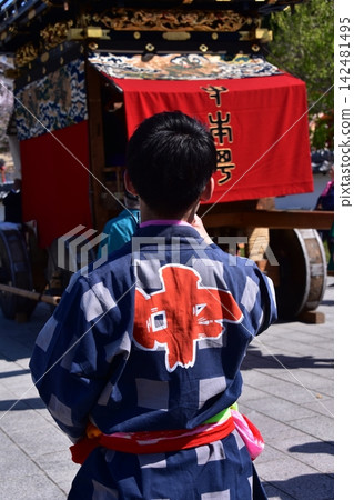 在愛知縣舉行的犬山祭上,一名男子身穿傳統的法被和華麗的腰帶,與一輛名為「車山」的宏偉花車一同出現。 在愛知縣舉行的犬山祭上,一名男子身穿傳統的法被和華麗的腰帶,與一輛名為「車山」的宏偉花車一同出現。 142481495