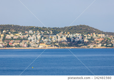 法國南部尼斯的夏日海景。 法國南部尼斯的夏日海景。 142481560
