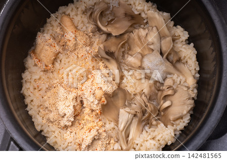 辣鱈魚籽舞茸飯 辣鱈魚籽舞茸飯 142481565
