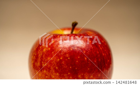 一張鮮嫩多汁的紅蘋果的特寫。 142481648