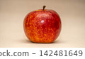 一張鮮嫩多汁的紅蘋果的特寫。 142481649