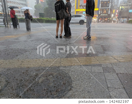 暴雨襲擊城市;道路被突如其來的暴雨沖刷得損毀嚴重。 暴雨襲擊城市;道路被突如其來的暴雨沖刷得損毀嚴重。 142482197