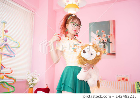 拿著一個填充動物玩偶的女孩 拿著一個填充動物玩偶的女孩 142482213