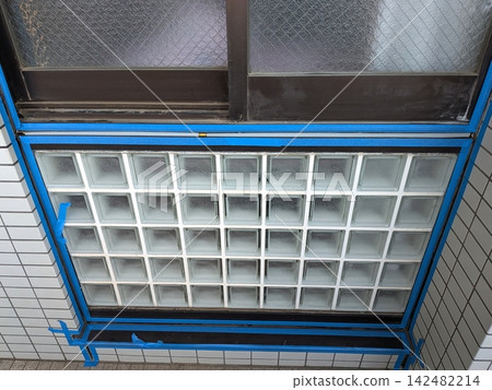 Sealing protection: Window frame protected with masking tape. Sealing protection: Window frame protected with masking tape. 142482214