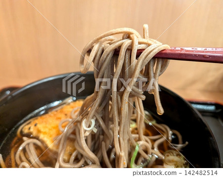 立式蕎麥麵店的炸肉餅蕎麥麵 142482514