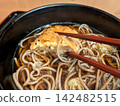 立式蕎麥麵店的炸肉餅蕎麥麵 142482515
