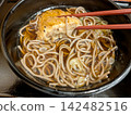 立式蕎麥麵店的炸肉餅蕎麥麵 142482516