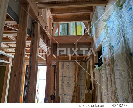 新建木屋的建築工地 142482781