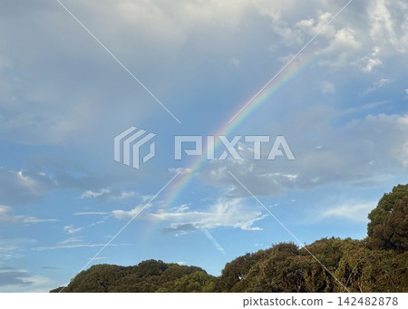 一道彩虹出現在藍天和雲層之間。 一道彩虹出現在藍天和雲層之間。 142482878