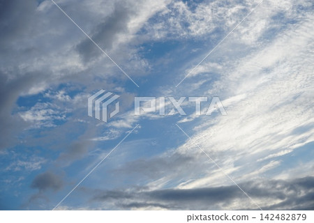 秋天的藍天白雲 秋天的藍天白雲 142482879