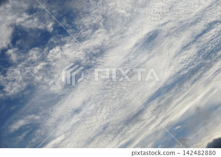 雲彩傳播在藍天 雲彩傳播在藍天 142482880