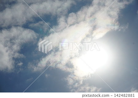 陽光照射的雲 陽光照射的雲 142482881