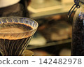一杯一杯精心沖泡的滴濾咖啡 142482978