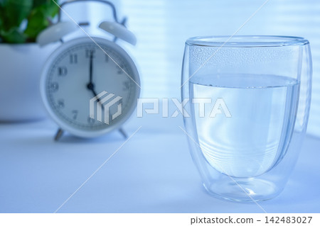 Morning routine image: Alarm clock Morning routine image: Alarm clock 142483027