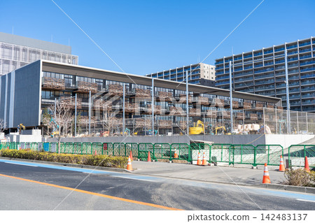 為因應公寓大樓數量的增加,將新建小倉小學,目前正在進行施工。 為因應公寓大樓數量的增加,將新建小倉小學,目前正在進行施工。 142483137