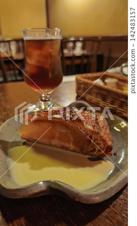 在復古咖啡館享用蘋果派和冰茶。 在復古咖啡館享用蘋果派和冰茶。 142483157
