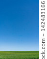Hokkaido: Japan's magnificent nature - spring blue skies and green grasslands (June 2026) 142483166