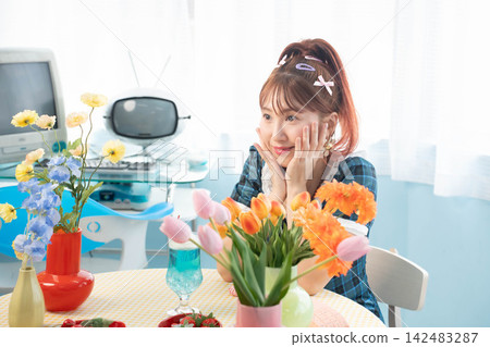 一個微笑的女人 一個微笑的女人 142483287