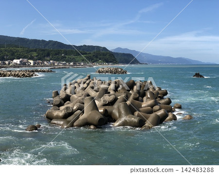 新潟縣糸魚川市,面對日本海,海岸線上建有防波堤。 新潟縣糸魚川市,面對日本海,海岸線上建有防波堤。 142483288
